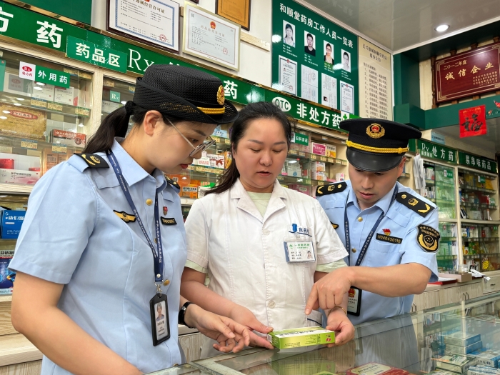 圖為該局執法人員在一家藥店檢查。(郭亞麗 孫建新 攝) 圖為該局執法人員在一家藥店檢查。(郭亞麗 孫建新 攝)