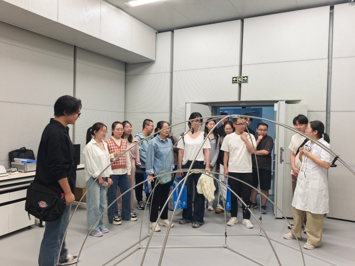 圖為醫(yī)療器械生產(chǎn)經(jīng)營企業(yè)、蘭州大學(xué)師生代表現(xiàn)場參觀了解醫(yī)療器械檢驗檢測儀器設(shè)備和工作流程。     馮媛攝