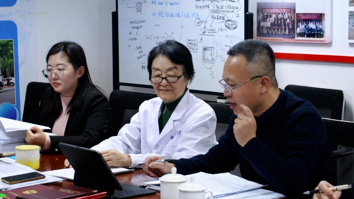 圖為山東省醫療器械審評查驗中心工作人員在企業開展現場輔導。