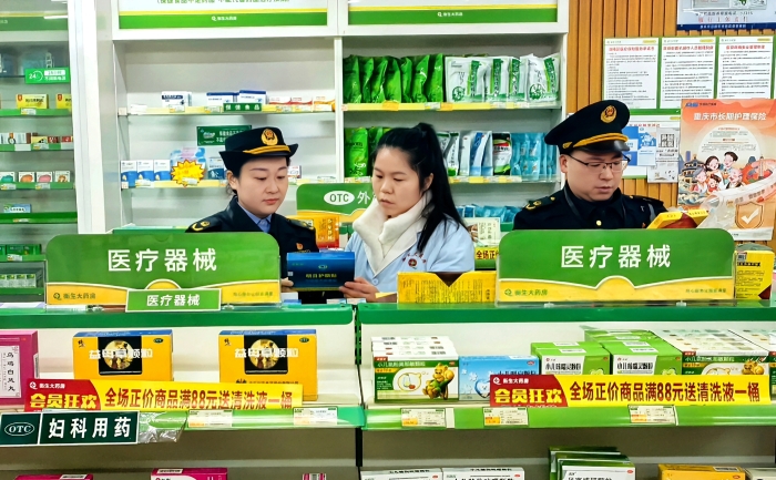 圖為1月29日，執法人員在一家醫療器械銷售單位檢查醫療器械質量。