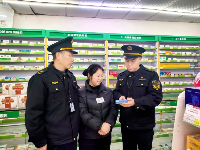 圖為2月4日，執法人員在一家藥店通過標簽標識核查藥品質量