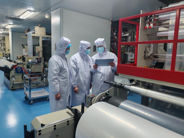 圖為第三分局執(zhí)法人員在一家藥包材生產(chǎn)企業(yè)車間現(xiàn)場(chǎng)檢查。（許馨寧 攝）