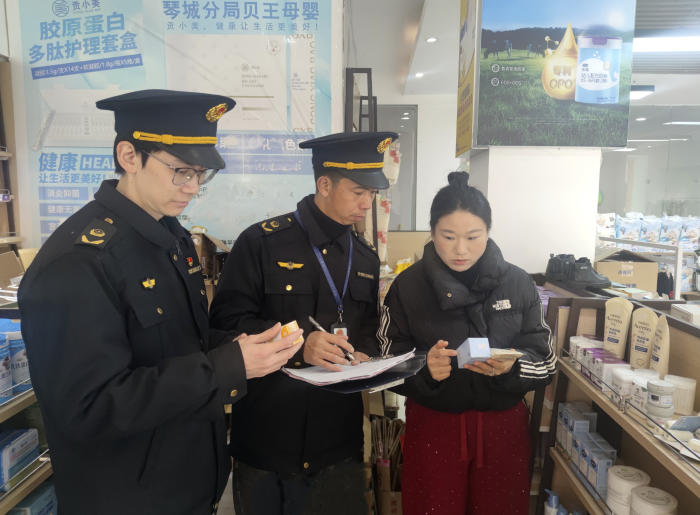 圖為執法人員在一家母嬰用品店檢查幼兒護膚品注冊備案情況。（鄢國卿 攝）
