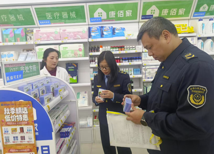 圖為該局執(zhí)法人員在一家藥店檢查藥品質(zhì)量。