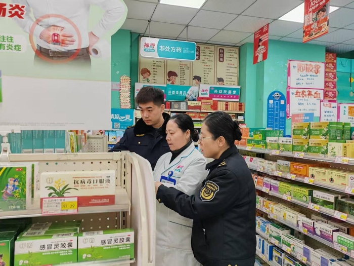 圖為執(zhí)法人員在一家藥品零售連鎖門店現(xiàn)場檢查。（張婷 攝）
