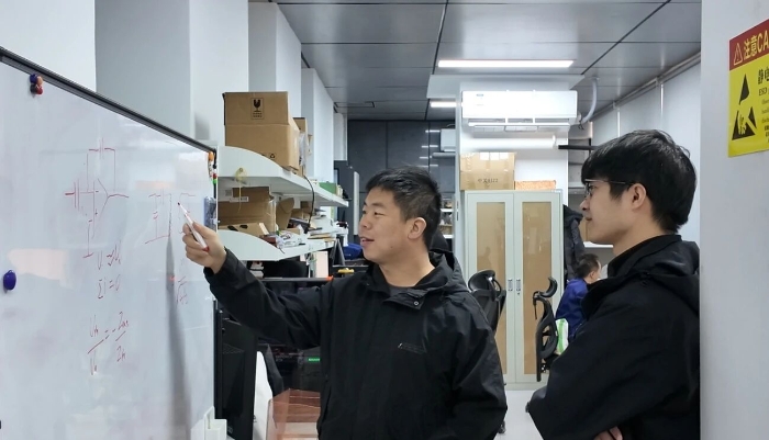 圖為芯智達(dá)的研發(fā)人員在討論。