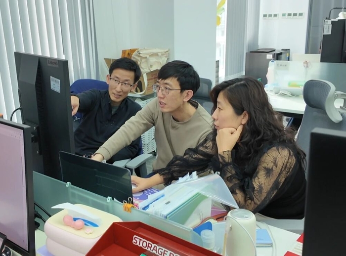 圖為智冉醫(yī)療的工作人員在討論。