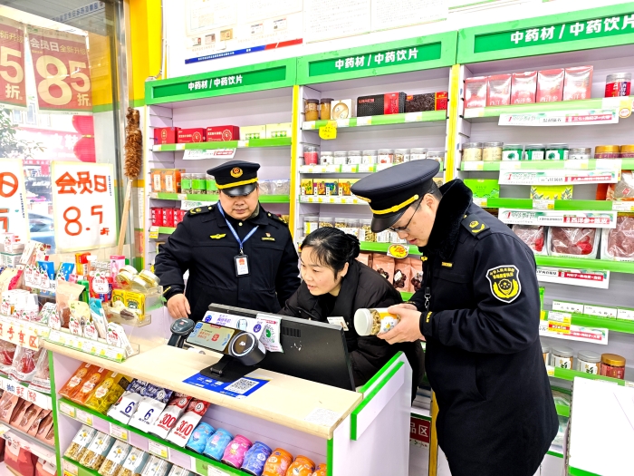 圖為該局監(jiān)管人員在一家藥店檢查中藥飲片的進貨來源和銷售記錄