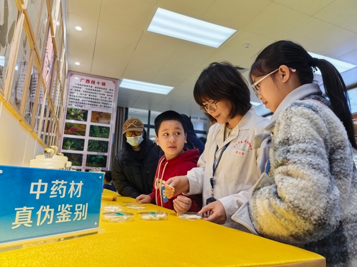 圖為檢驗人員為孩子們講解中藥材知識。（何正君 攝）