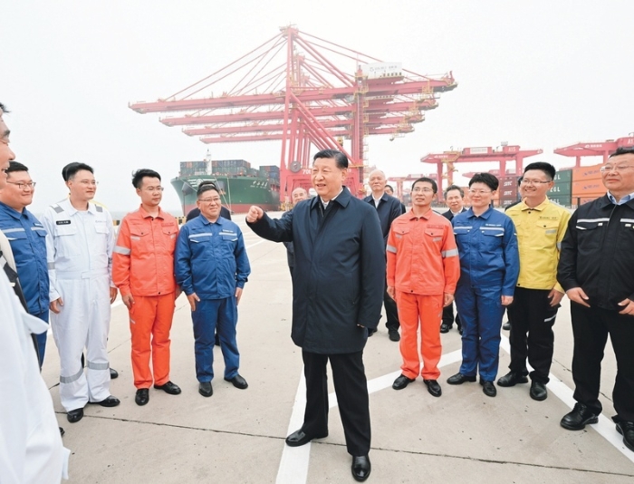 2024年5月22日至24日，中共中央總書記、國家主席、中央軍委主席習近平在山東考察。這是22日下午，習近平在日照港親切慰問港口科技工作者、運營人員、航運人員。新華社記者