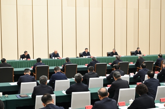 3月23日,中共中央總書記、國家主席、中央軍委主席習近平在河北雄安新區考察,并主持召開深入推進雄安新區高質量建設和發展座談會。這是23日下午,習近平主持召開深入推進雄安新區高質量建設和發展座談會并發表重要講話。新華社記者 謝環馳 攝 3月23日,中共中央總書記、國家主席、中央軍委主席習近平在河北雄安新區考察,并主持召開深入推進雄安新區高質量建設和發展座談會。這是23日下午,習近平主持召開深入推進雄安新區高質量建設和發展座談會并發表重要講話。新華社記者 謝環馳 攝