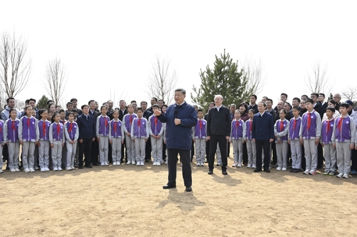 3月30日，黨和國家領導人習近平、李強、趙樂際、王滬寧、蔡奇、丁薛祥、李希等來到北京市昌平區百善鎮參加首都義務植樹活動。這是習近平同在場的干部群眾、少先隊員親切交談。新華社記者 謝環馳 攝