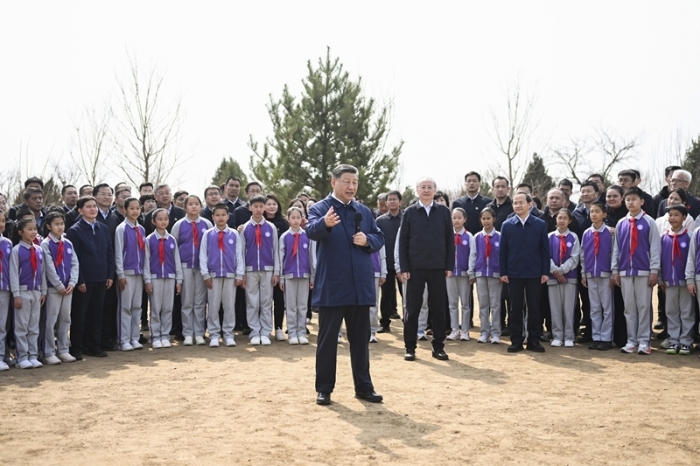 3月30日，黨和國家領導人習近平、李強、趙樂際、王滬寧、蔡奇、丁薛祥、李希等來到北京市昌平區百善鎮參加首都義務植樹活動。這是習近平同在場的干部群眾、少先隊員親切交談。新華社記者 燕雁 攝