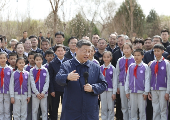 3月30日，黨和國家領導人習近平、李強、趙樂際、王滬寧、蔡奇、丁薛祥、李希等來到北京市昌平區百善鎮參加首都義務植樹活動。這是習近平同在場的干部群眾、少先隊員親切交談。新華社記者 黃敬文 攝