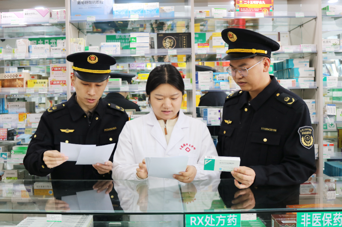 圖為該局監(jiān)管人員在一家藥店檢查。