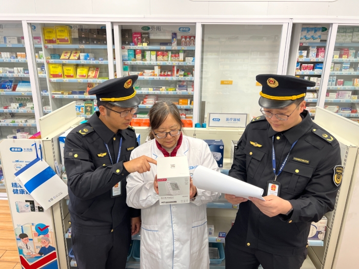 圖為該局執法人員在一家藥店核查常用醫療器械外包裝上標示的相關信息。（孫建新 攝）