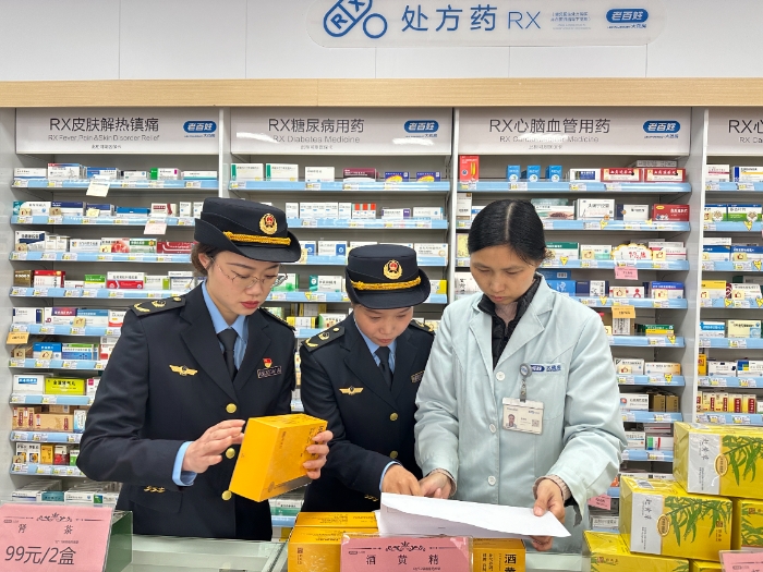 圖為4月2日，開封市順河回族區市場監管局執法人員在景區周邊藥店檢查藥品購進渠道。（韓吳琦 金碩 攝）