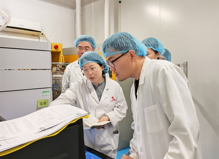 圖為第一檢查分局執(zhí)法人員對企業(yè)阿膠特征多肽的鑒別并檢查含量測定圖譜。（田松林 攝）