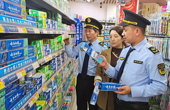 圖為4月10日該局執法人員在一家超市檢查牙膏的標簽標識是否符合要求。（王雨林 王彥君 攝）
