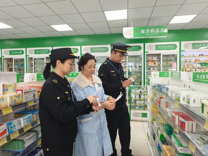 圖為該局執(zhí)法人員在一家藥店內(nèi)檢查相關(guān)抗過(guò)敏藥品。（李瑤 孫建新 攝）